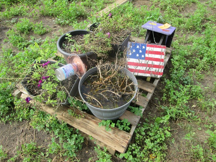 #5055-•-(4)-planters-and-(2)-bird-feeders-image-3