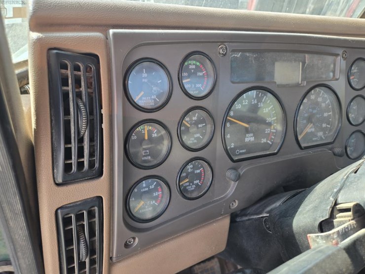 2005-mack-cl733-image-58