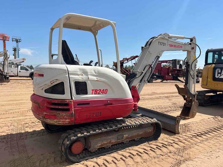 2017-takeuchi-tb240-image-4