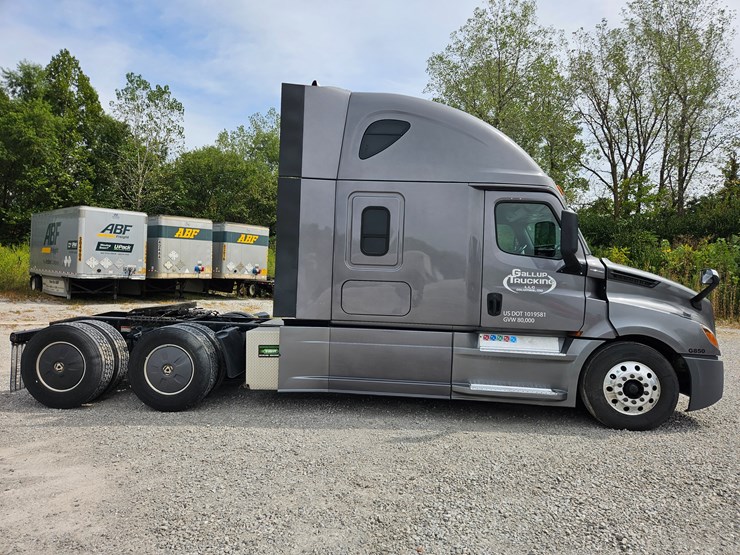 2019-freightliner-cascadia-126-image-24