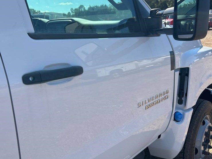 2023-chevrolet-silverado-6500hd-image-23