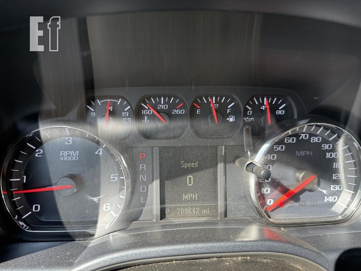 2017-chevrolet-silverado-2500hd-image-11