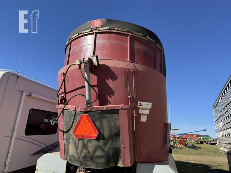 2005-peterbilt-335-image-7