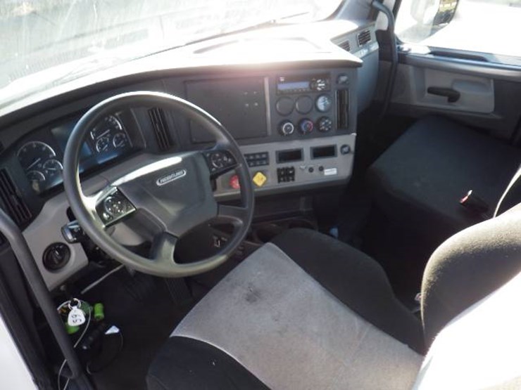 2020-freightliner-cascadia-116-image-9