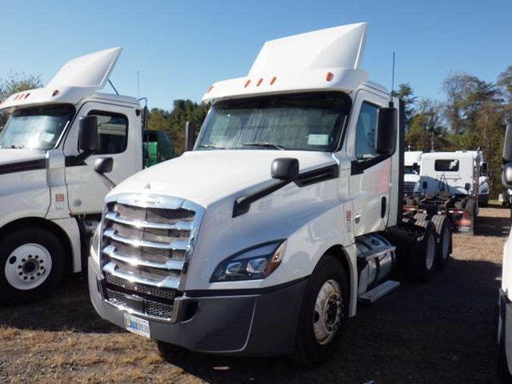 2018-freightliner-cascadia-126-image-1
