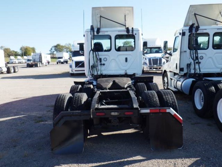 2018-freightliner-cascadia-126-image-7