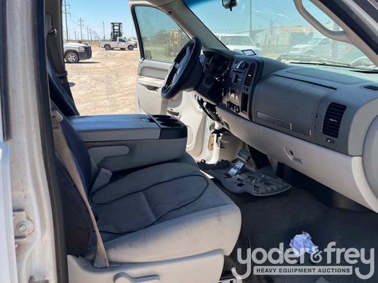 2013-chevrolet-silverado-1500-image-19