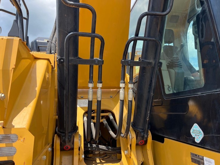 2016-caterpillar-325fl-image-27