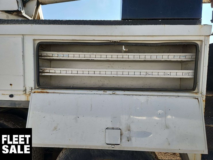 2001-freightliner-fl80-image-27