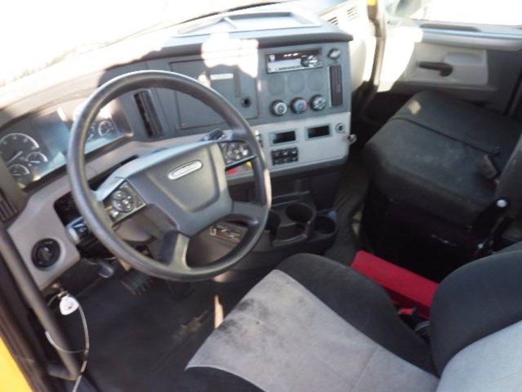 2019-freightliner-cascadia-126-image-11