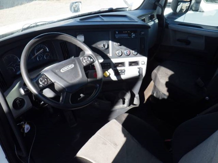 2018-freightliner-cascadia-126-image-11