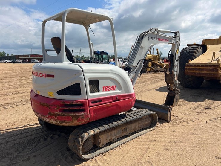 2018-takeuchi-tb240-image-4