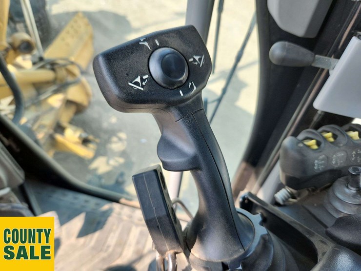 2015-caterpillar-160m-awd-image-15