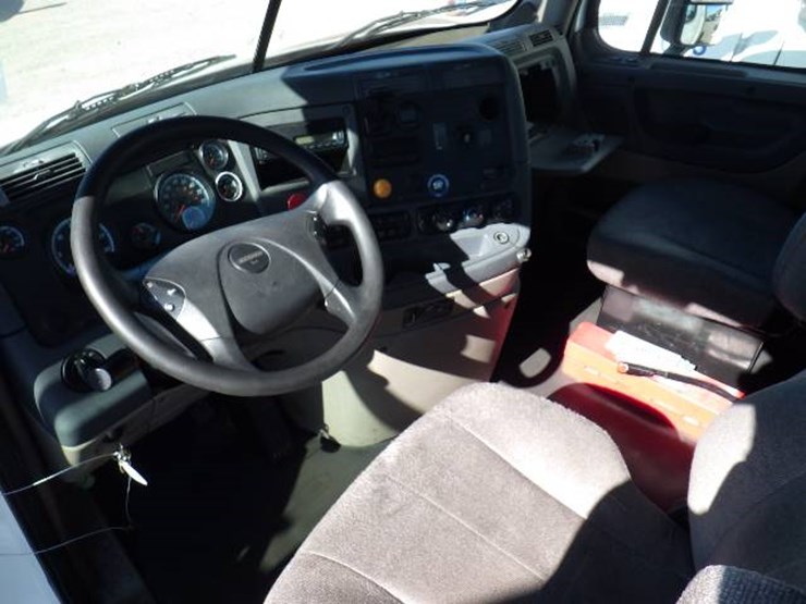2017-freightliner-cascadia-113-image-7