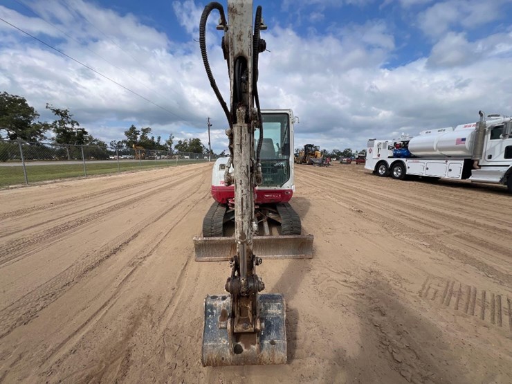 2020-takeuchi-tb240-image-7
