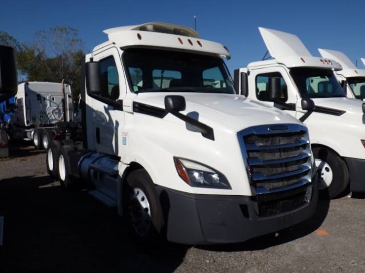 2018-freightliner-cascadia-126-image-2