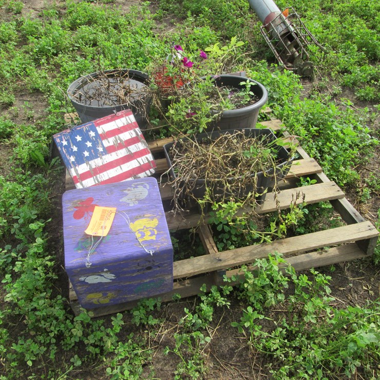 #5055 • (4) Planters and (2) Bird Feeders