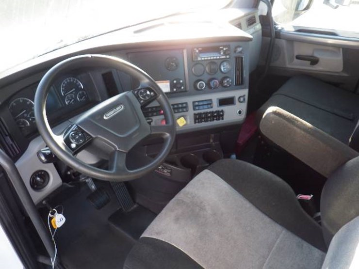2022-freightliner-cascadia-126-image-11