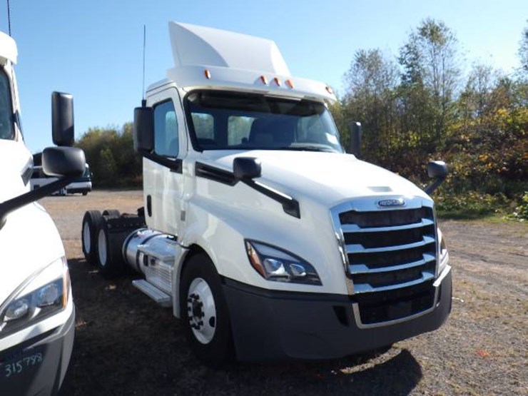 2018-freightliner-cascadia-126-image-2
