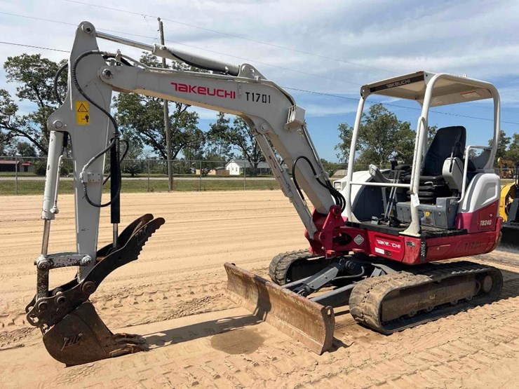 2017-takeuchi-tb240-image-8