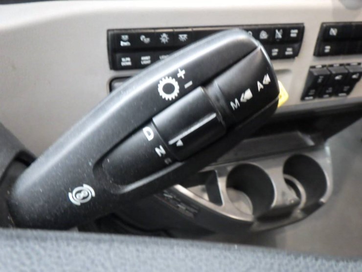 2021-freightliner-cascadia-126-image-10
