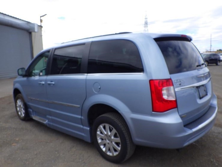 2013-chrysler-town-&-country-image-4