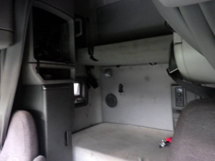 2019-volvo-vnl-760-image-13