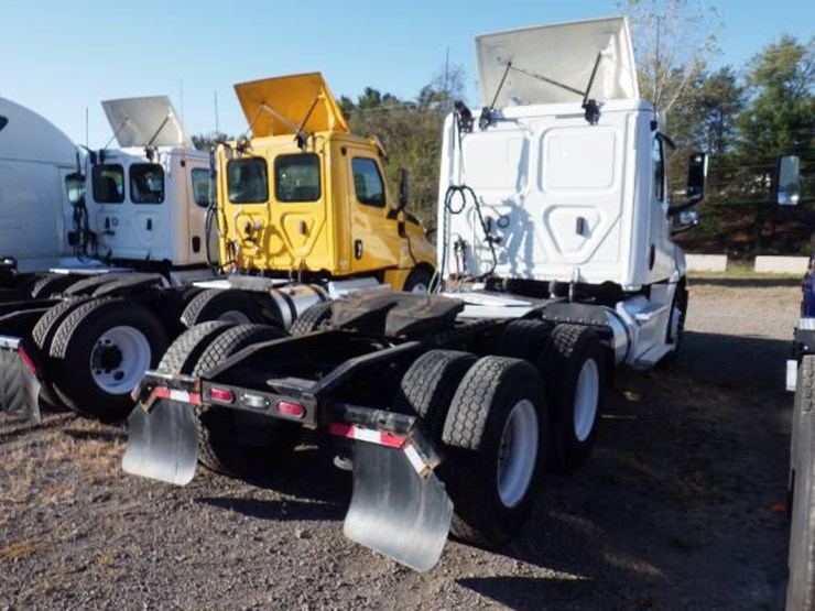2019-freightliner-cascadia-126-image-4