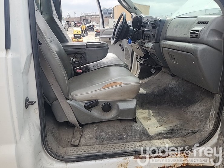 2005-ford-f550-image-23