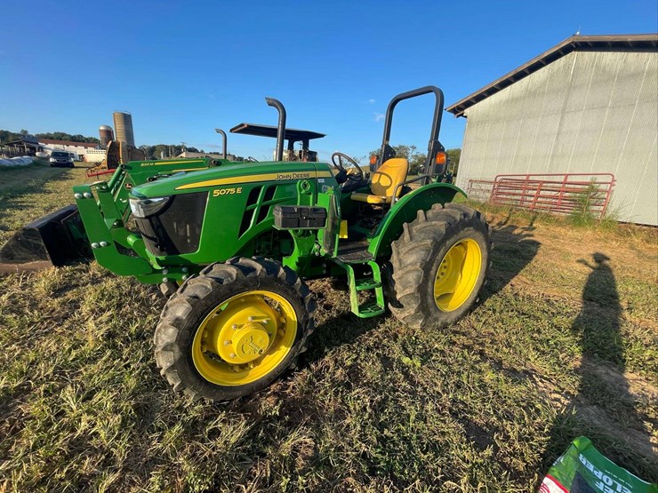 2022-john-deere-5075e-image-3