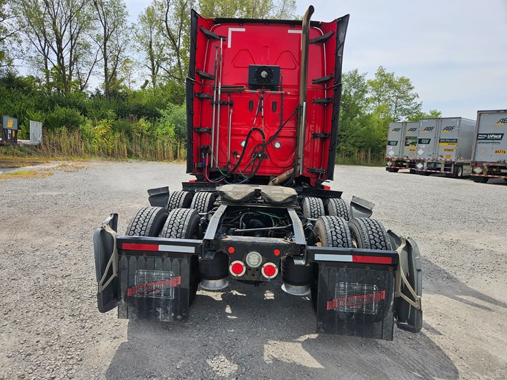 2019-freightliner-cascadia-126-image-15