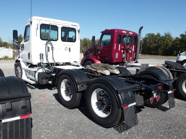 2020-freightliner-cascadia-113-image-9