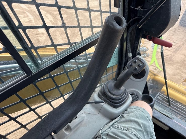 2012-caterpillar-262c2-image-21
