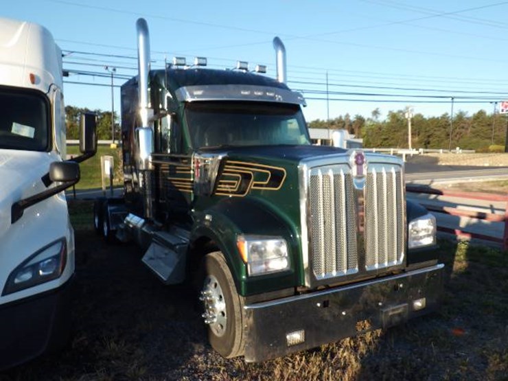 2023-kenworth-w990-image-2