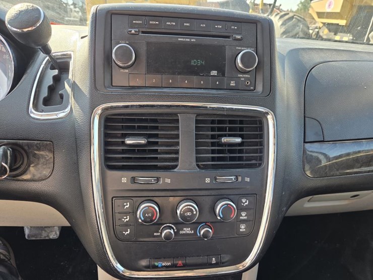 2011-dodge-grand-caravan-image-43