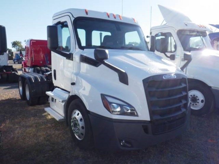 2019-freightliner-cascadia-116-image-2