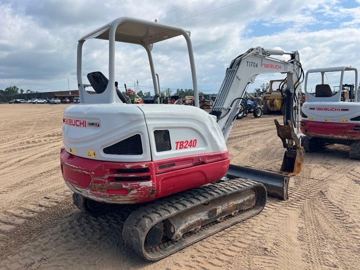 2017-takeuchi-tb240-image-4