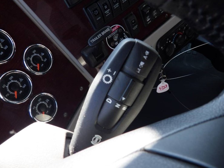 2020-western-star-5700xe-image-11