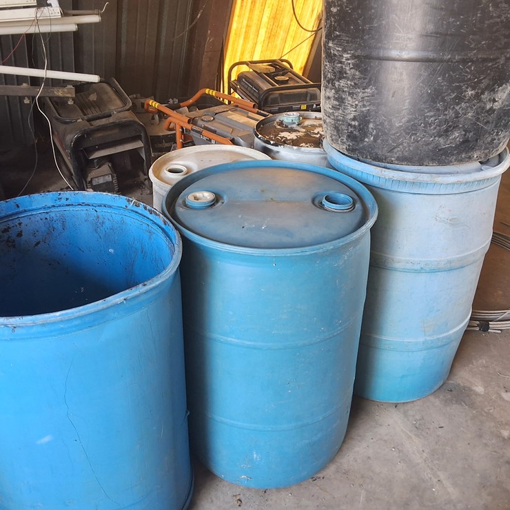 #515 • LOT OF PLASTIC BARRELS