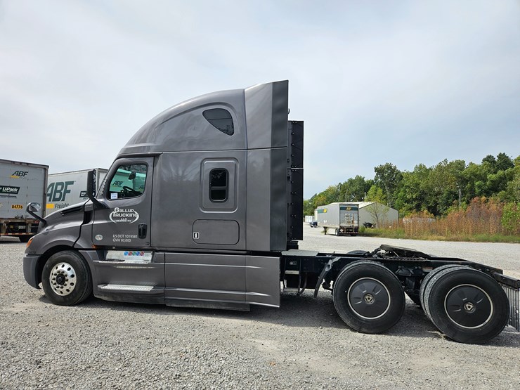 2019-freightliner-cascadia-126-image-9