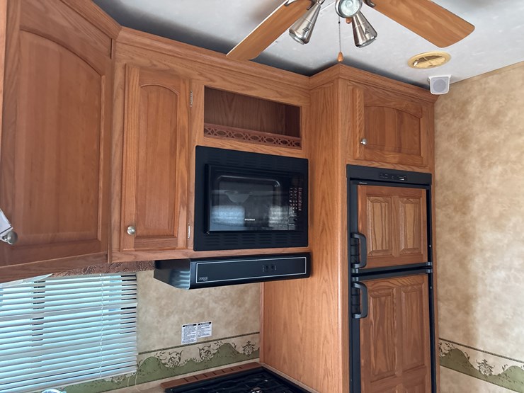 #200-•-heartland-big-country-camper-image-5