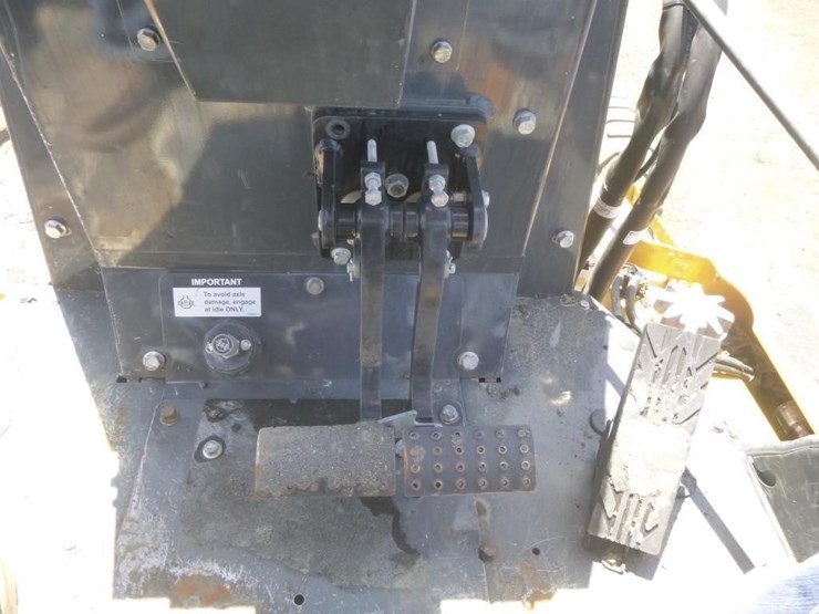 2021-deere-210l-image-14