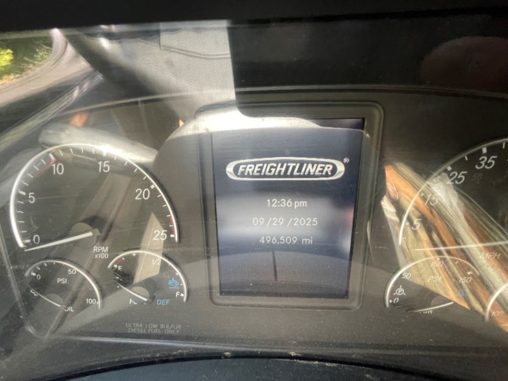 #1666-•-2019-freightliner-cascadia-semi-tractor-(title-in-delay)-image-35