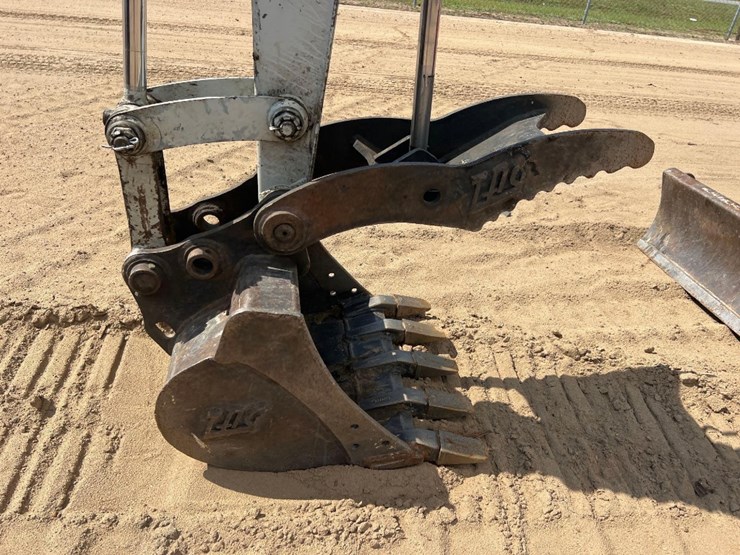 2021-takeuchi-tb240-image-10
