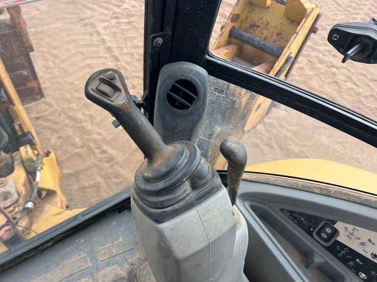 2015-caterpillar-420f-it-image-40