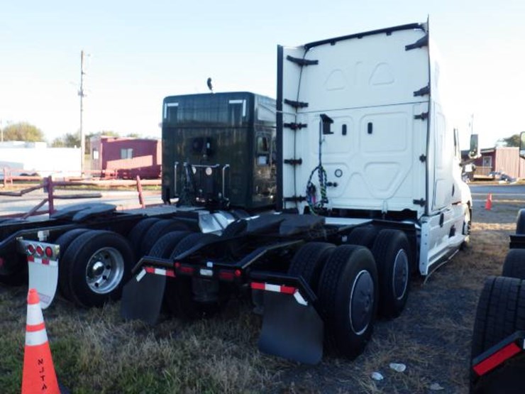 2022-freightliner-cascadia-126-image-5