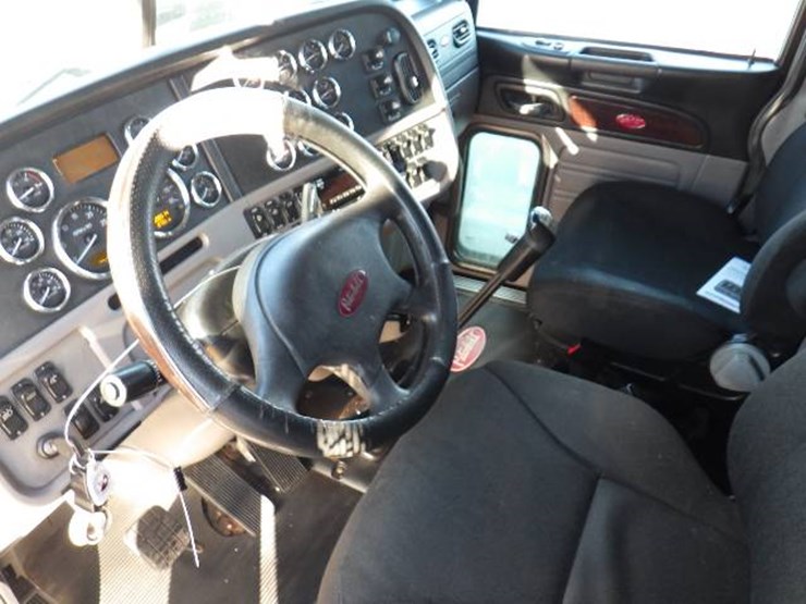2019-peterbilt-389-image-8
