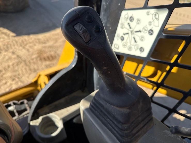 2020-caterpillar-259d3-image-34