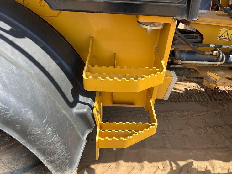 2017-caterpillar-908m-image-24