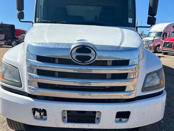 2019-hino-268-image-12